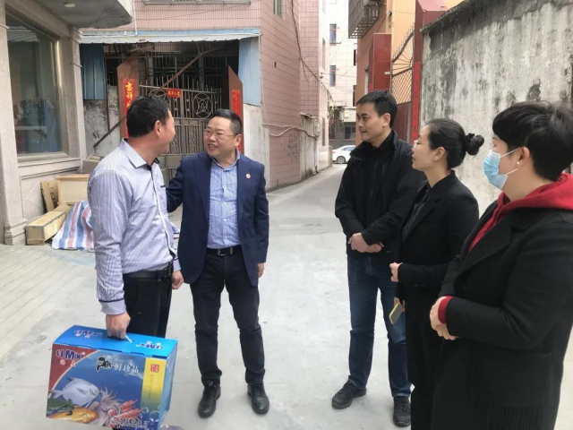 在坭岙村,街道党工委书记黄淑贤,人大工委主任屠方辉,党工委委员吴波
