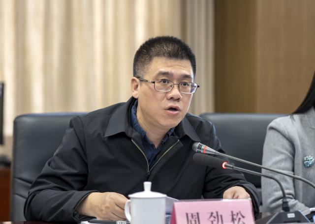 市政府副秘书长,办公室主任,指挥部副总指挥周劲松主持会议