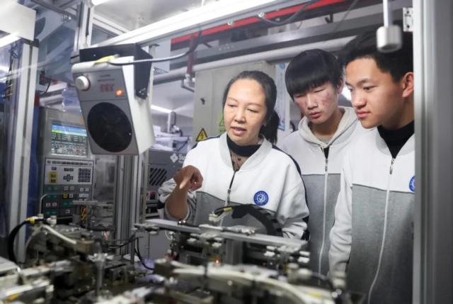 侨音频道 Xi emphasizes vital role of vocational education