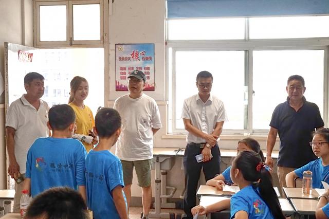 温州市侨联副主席杨海曼一行走访慰问瓯海仙岩侨界留守儿童快乐营