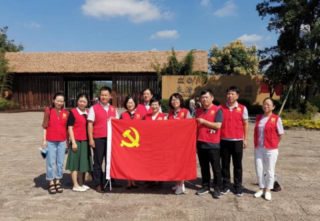 “志愿者”服务进景区  “红马甲”引领新风尚  ----省侨联党员志愿者在行动