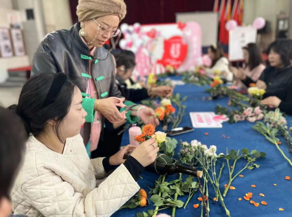 鹿城区仰义街道侨联举办“温馨母亲节 情暖侨眷心”插花活动