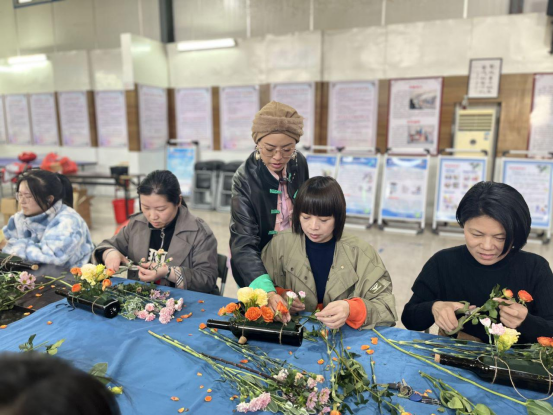 鹿城区仰义街道侨联举办“温馨母亲节 情暖侨眷心”插花活动